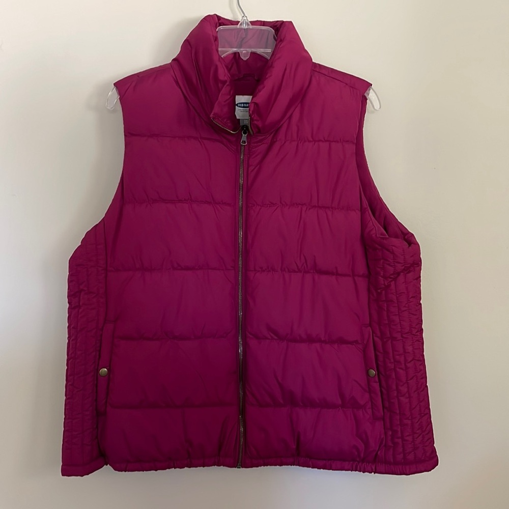 Women’s Plus Size Old Navy Puffer Vest. XXL. Berry color.